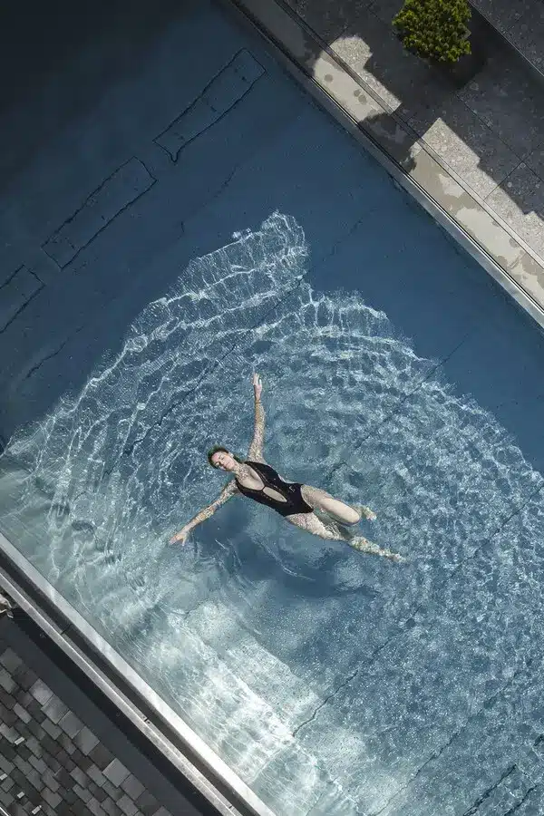 Schönste Hotelpools 2026: 6 spektakuläre Luxus-Pools für den Sommer Eine Schwimmerin geniesst die vollkommene Schwerelosigkeit im Aussenpool von Aspria und lässt im klaren Wasser den Alltag hinter sich.