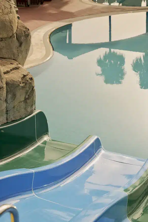 Schönste Hotelpools 2026: 6 spektakuläre Luxus-Pools für den Sommer Farbenfrohe Wasserrutschen und sanfte Palmenspiegelungen praegen die weitlaeufige Poollandschaft im Club Med Punta Cana.