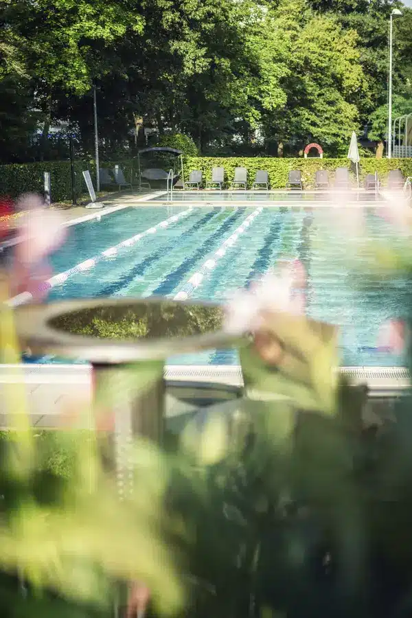 Schönste Hotelpools 2026: 6 spektakuläre Luxus-Pools für den Sommer Die von hohen Bäumen umrahmten Aussenpools der Aspria Clubs laden zu sportlichen Bahnen und erholsamen Momenten unter freiem Himmel ein.
