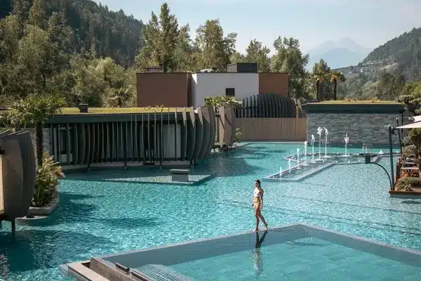 Schönste Hotelpools 2026: 6 spektakuläre Luxus-Pools für den Sommer Moderne Architektur und weitläufige Wasserflächen prägen das exklusive Ambiente der Quellenhof See Lodge inmitten der Bergwelt des Südtiroler Passeiertals.