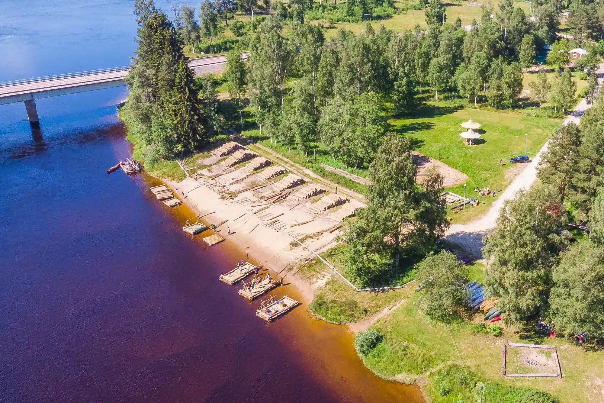 Glamping Värmland: 6 exklusive Wildnis-Erlebnisse in Schweden Auf dem Klarälven steuern Reisende selbstgebaute Flösse durch die Wildnis, ein von National Geographic prämiertes Outdoorerlebnis (Quelle: Visit Värmland).