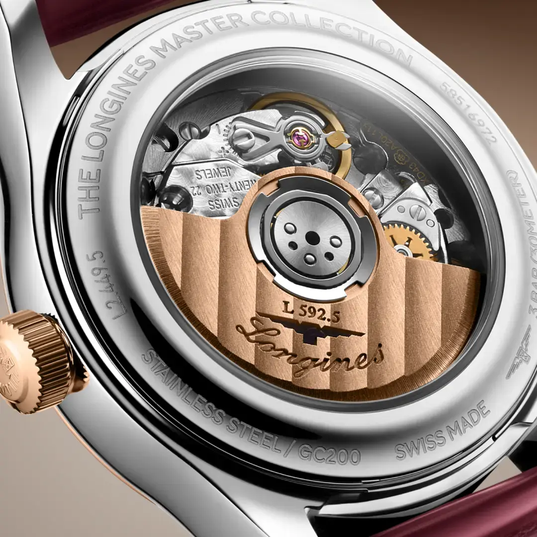 Longines Master Collection neu: Moderner Klassiker mit Gerstenkorn-Muster Durch den Saphirglasboden wird das präzise Automatikwerk mit seiner charakteristischen Gravur sichtbar (Quelle: Longines).