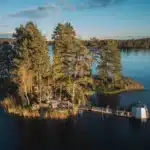 Die autarke AuroraHut bei Hedetangen ermöglicht einen isolierten Rückzug mit Panoramablick auf die Gewässer von Storfors (Quelle: Visit Värmland).