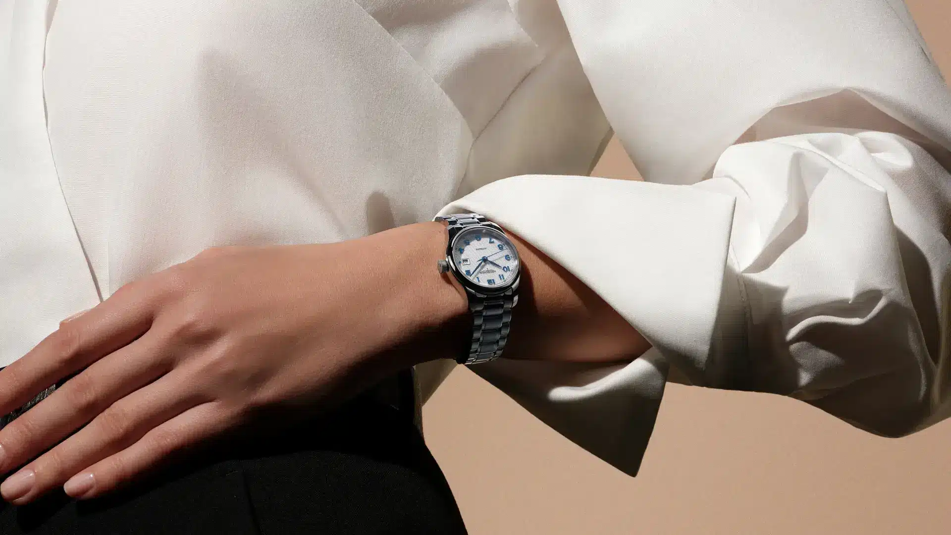 Longines Master Collection neu: Moderner Klassiker mit Gerstenkorn-Muster Die überarbeiteten Gehäuseformen sorgen für einen hohen Tragekomfort und eine elegante Silhouette am Handgelenk (Quelle: Longines).