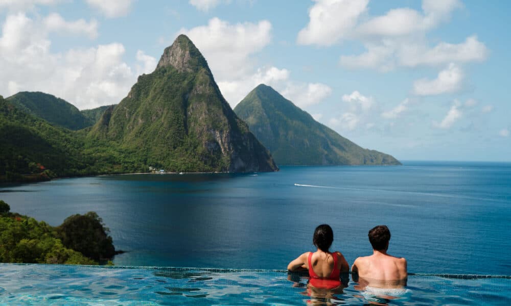 Saint Lucia Luxusreisen: Paar im Infinity-Pool mit Blick auf die Pitons und das Karibische Meer in St. Lucia