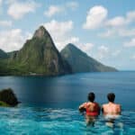 Saint Lucia Luxusreisen: Paar im Infinity-Pool mit Blick auf die Pitons und das Karibische Meer in St. Lucia