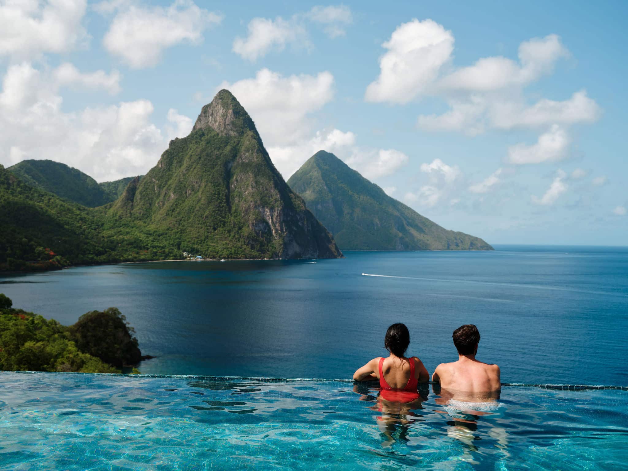Saint Lucia Luxusreisen: Paar im Infinity-Pool mit Blick auf die Pitons und das Karibische Meer in St. Lucia