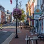 Loudoun County Weinregion: historische Hauptstrasse von Leesburg in DC’s Wine Country