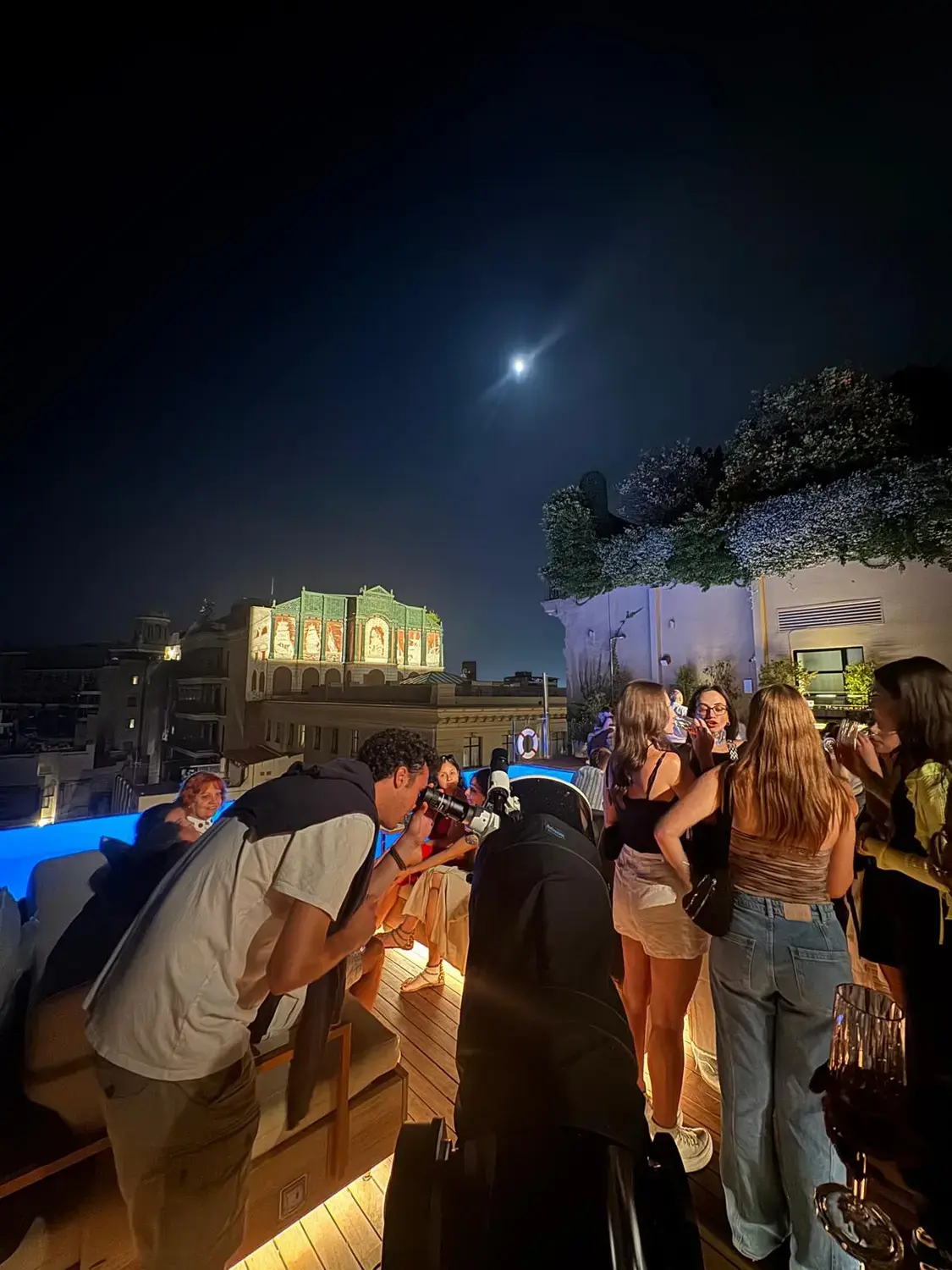 Rooftop Barcelona: 2 exklusive Vollmondnächte im Grand Hotel Central Planeteninspirierte Drinks wie Neptune's Kiss begleiten die astronomischen Beobachtungen hoch über den Strassen Barcelonas. (Quelle: Grand Hotel Central Barcelona)