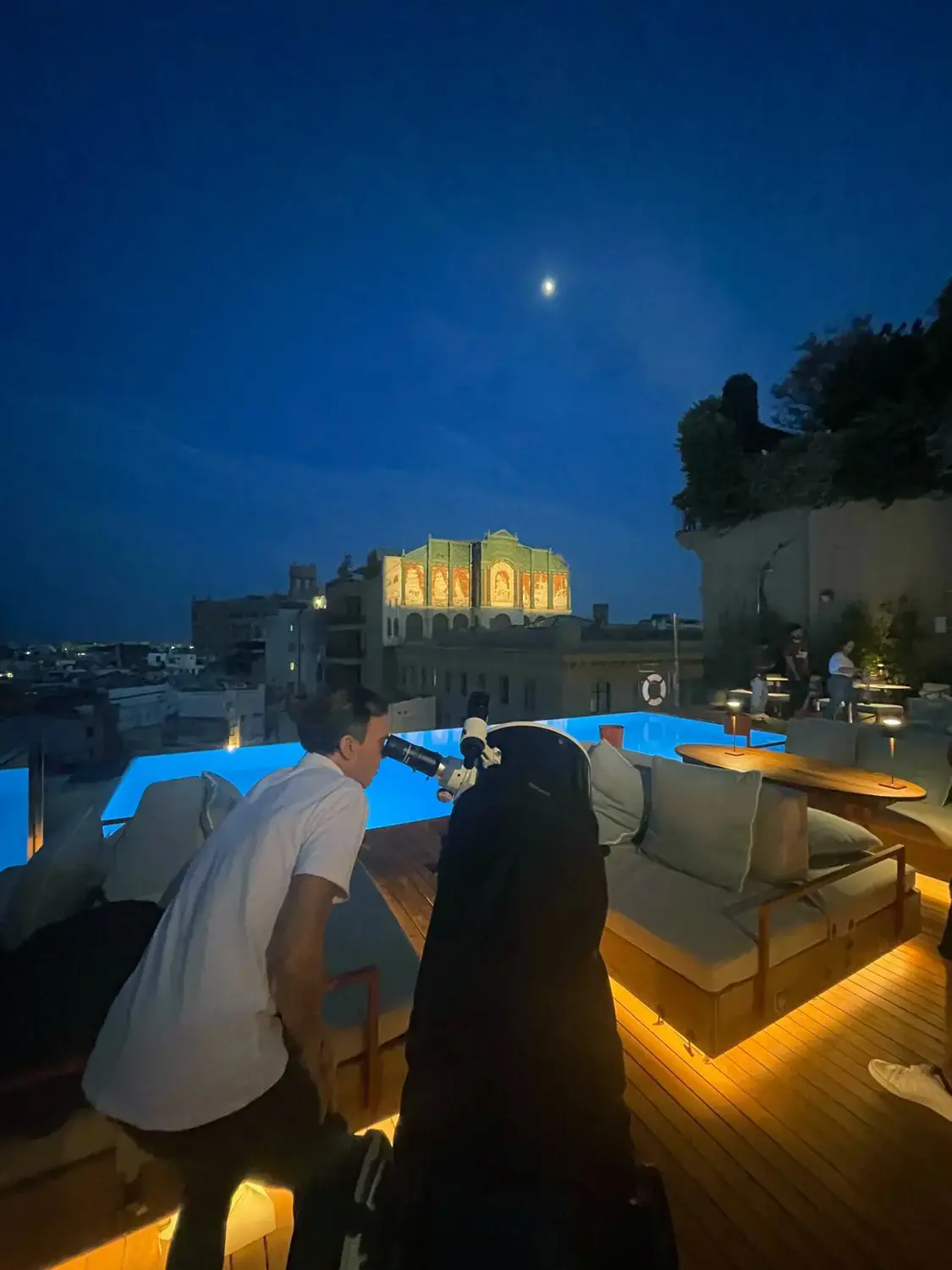 Rooftop Barcelona: 2 exklusive Vollmondnächte im Grand Hotel Central Astronomie auf dem Dach: Gäste beobachten den Mond durch Teleskope während der Full Moon Experiences im Grand Hotel Central. (Quelle: Grand Hotel Central Barcelona)