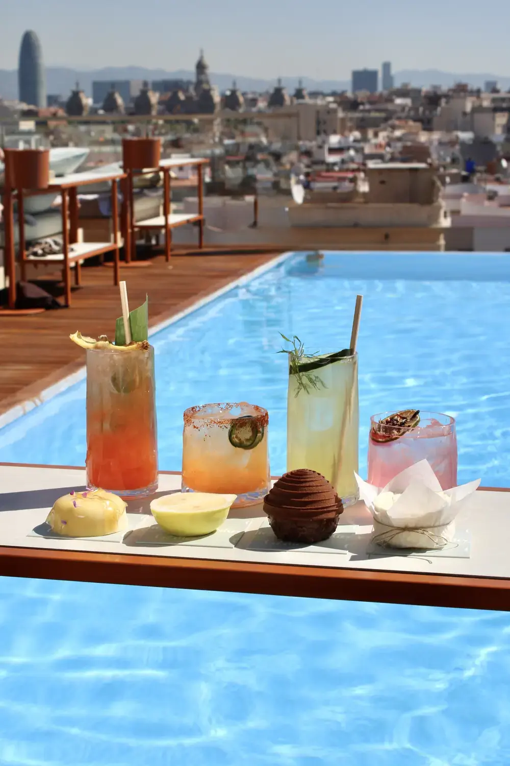 Rooftop Barcelona: 2 exklusive Vollmondnächte im Grand Hotel Central Mediterrane Speisen und Desserts prägen das kulinarische Erlebnis auf La Terraza del Central bis Ende September. (Quelle: Grand Hotel Central Barcelona)
