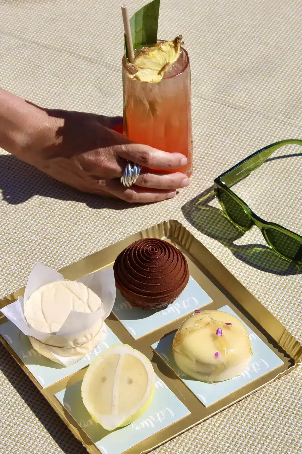Rooftop Barcelona: 2 exklusive Vollmondnächte im Grand Hotel Central Süsses Pairing: Das Pop-up Grand Sweet Summer zeigt Dessertkreationen von L'Atelier Barcelona neben sommerlichen Signature Cocktails. (Quelle: Grand Hotel Central Barcelona)