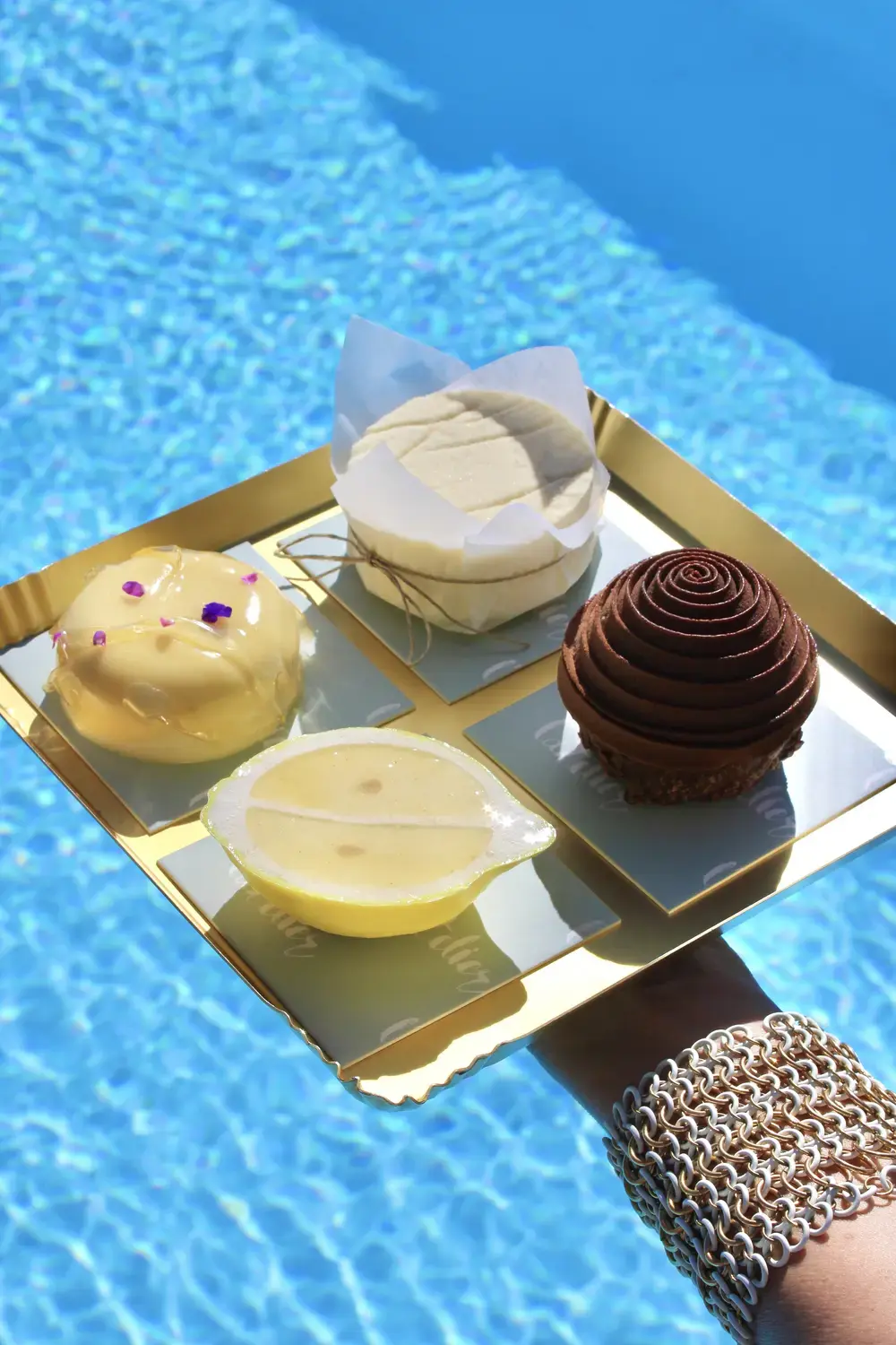 Rooftop Barcelona: 2 exklusive Vollmondnächte im Grand Hotel Central Die Pâtisserie von L'Atelier Barcelona ergänzt das kulinarische Programm am Infinity Pool während der Sommermonate. (Quelle: Grand Hotel Central Barcelona)