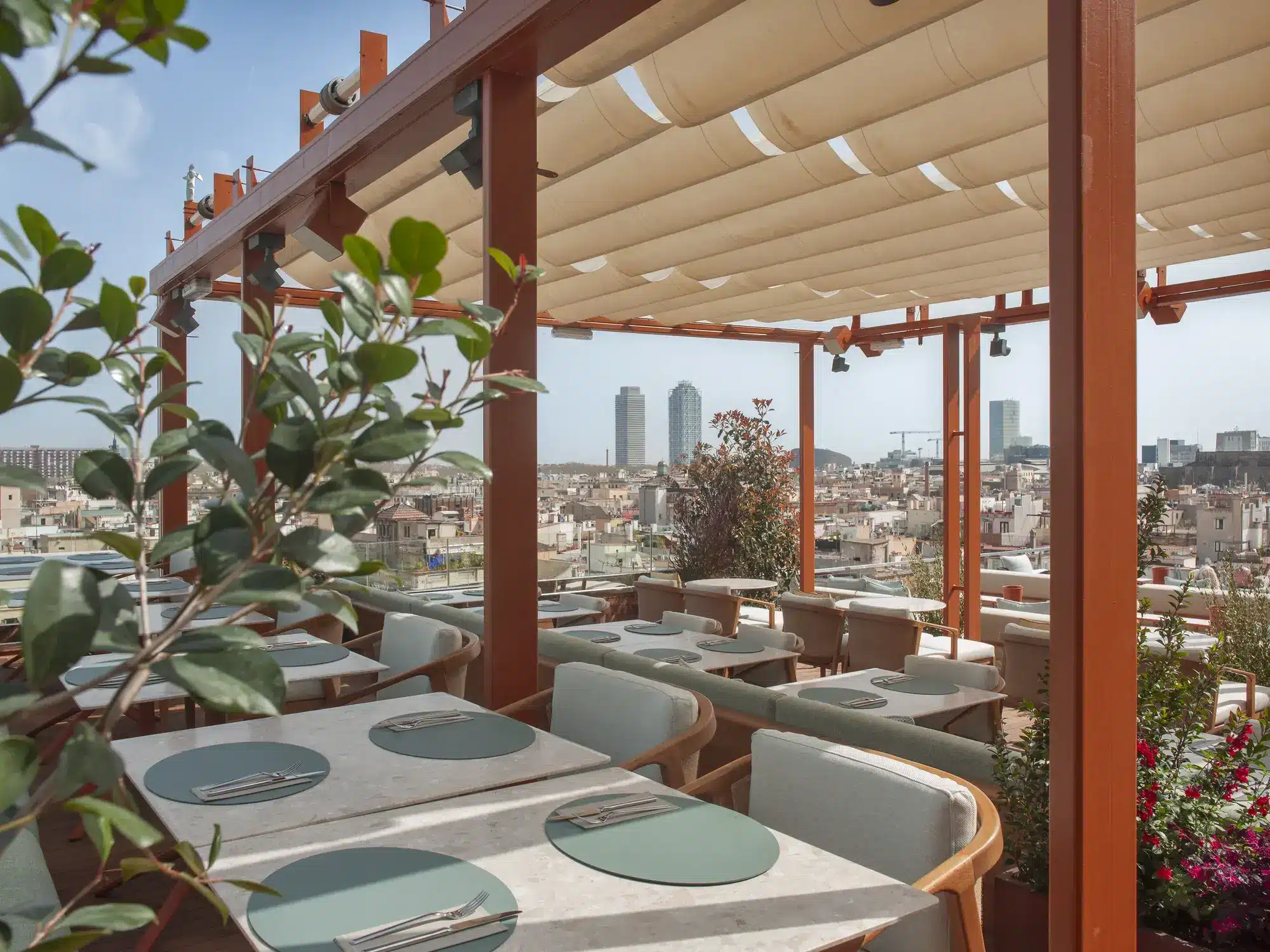 Rooftop Barcelona: 2 exklusive Vollmondnächte im Grand Hotel Central Das Design der Dachterrasse orientiert sich am katalanischen Noucentisme und blickt weit über die Stadt. (Quelle: Grand Hotel Central Barcelona)