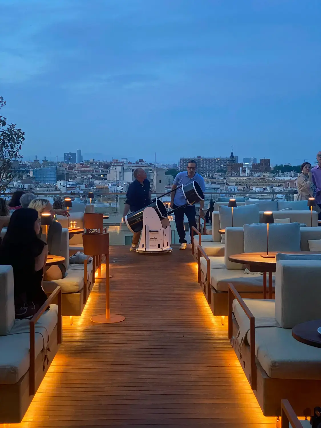 Rooftop Barcelona: 2 exklusive Vollmondnächte im Grand Hotel Central Limitierte Plätze garantieren eine intime Stimmung bei den astronomischen Veranstaltungen auf der Terrasse des Hotels. (Quelle: Grand Hotel Central Barcelona)