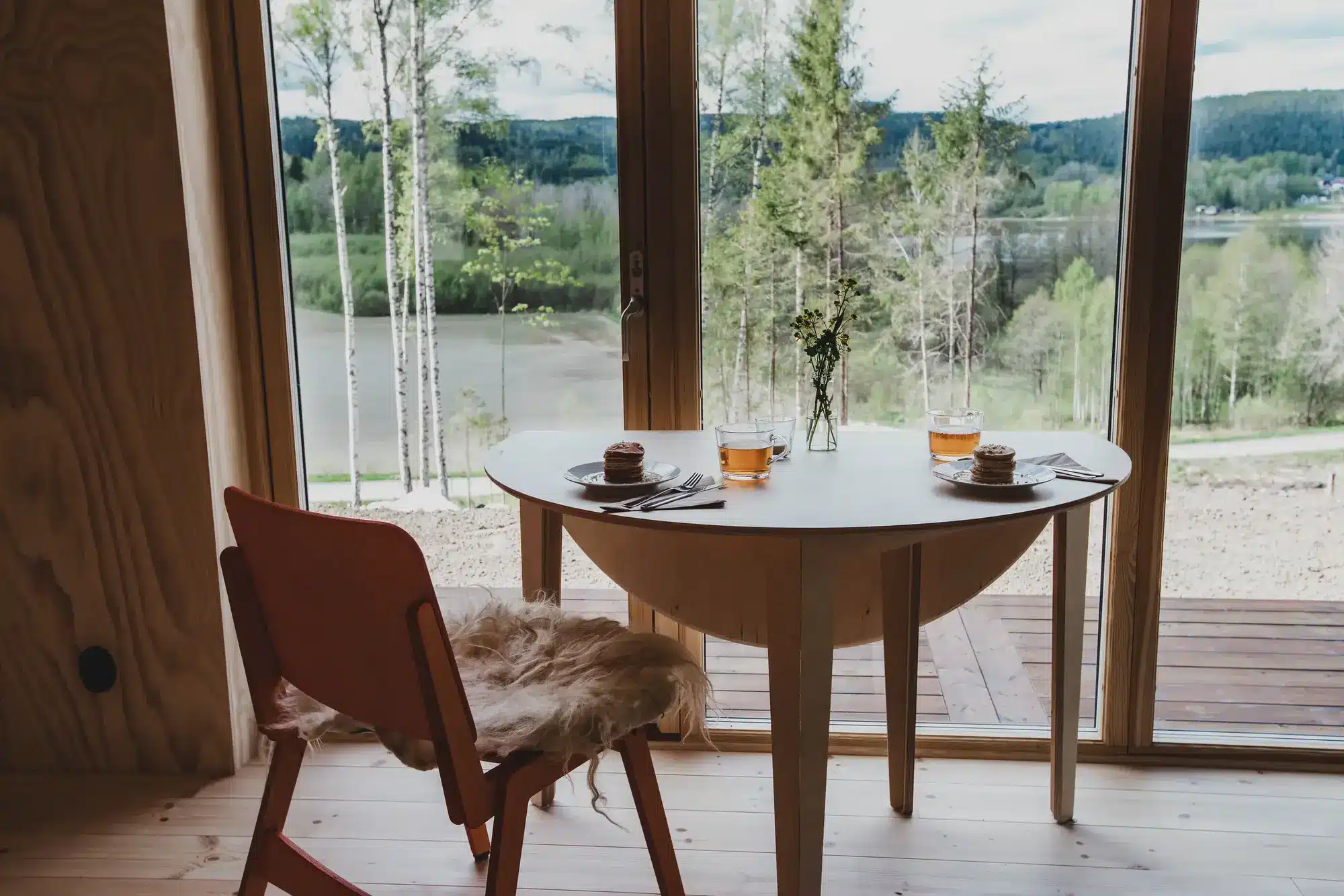 Glamping Värmland: 6 exklusive Wildnis-Erlebnisse in Schweden Im Sukha Nordic Retreat am Glafsfjord treffen ayurvedische Traditionen auf skandinavisches Design mit Ausblick in die Natur (Quelle: Visit Värmland).