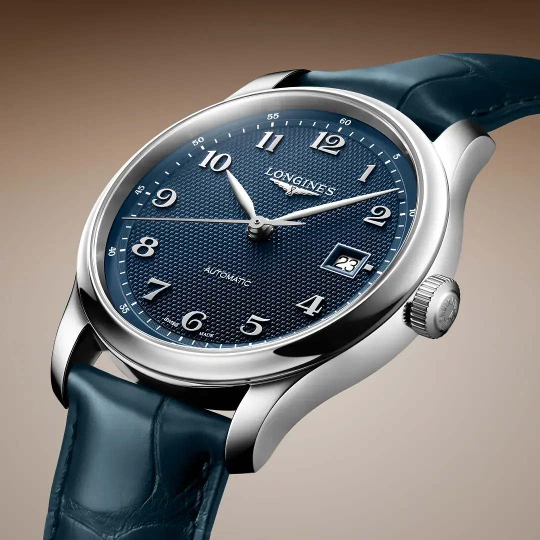 Longines Master Collection neu: Moderner Klassiker mit Gerstenkorn-Muster Subtile Reflexionen entstehen durch die feine Textur der blauen Zifferblätter bei jeder Bewegung des Handgelenks (Quelle: Longines).