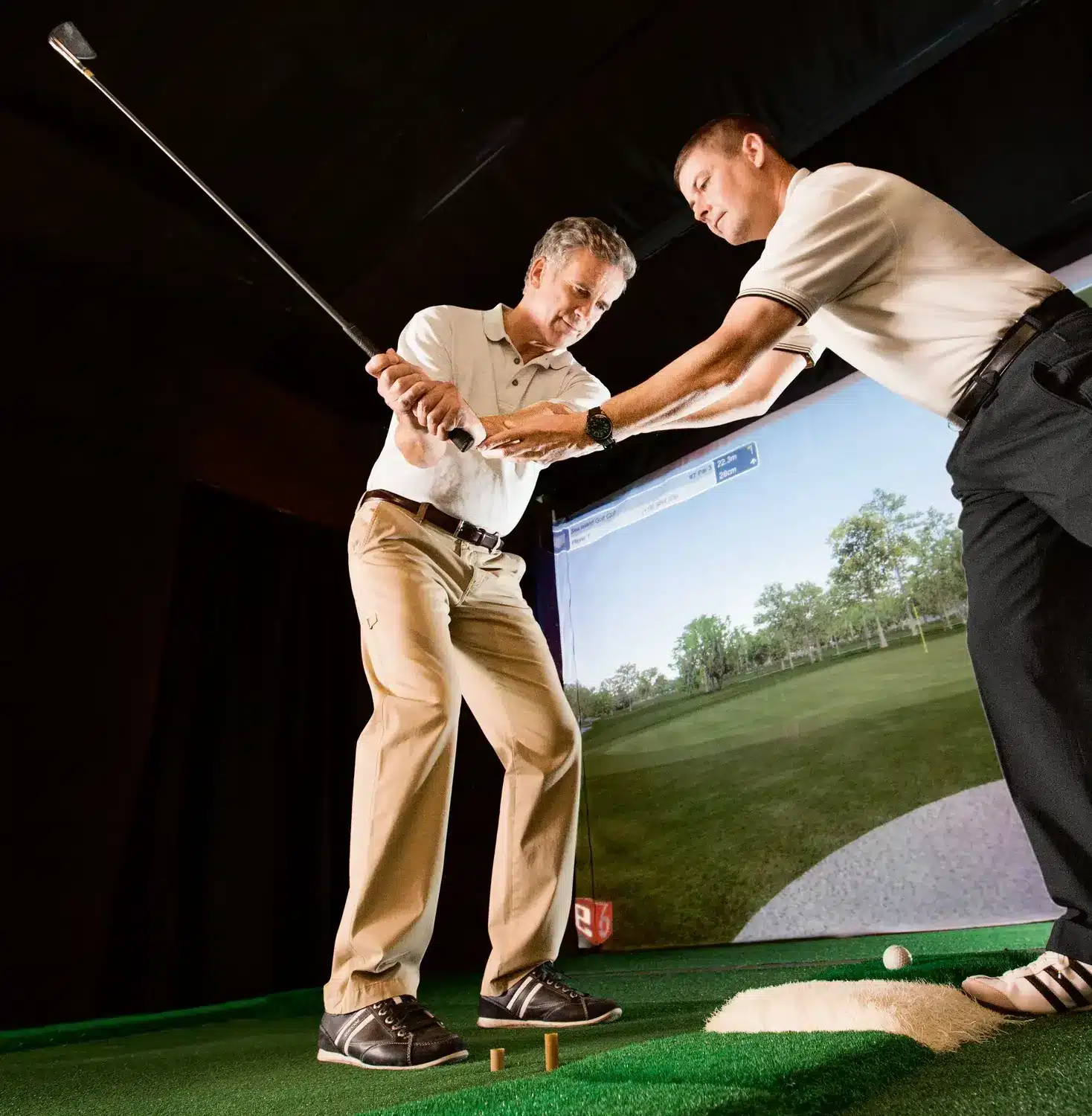 Golf & Cruise Hapag-Lloyd: Exklusive Golfreisen auf See und an Land An Bord ermöglichen Simulatoren und High-Speed-Kameras eine präzise Videoanalyse der Schwungtechnik unter Anleitung erfahrener PGA-Professionals. (Quelle: Hapag-Lloyd Cruises)
