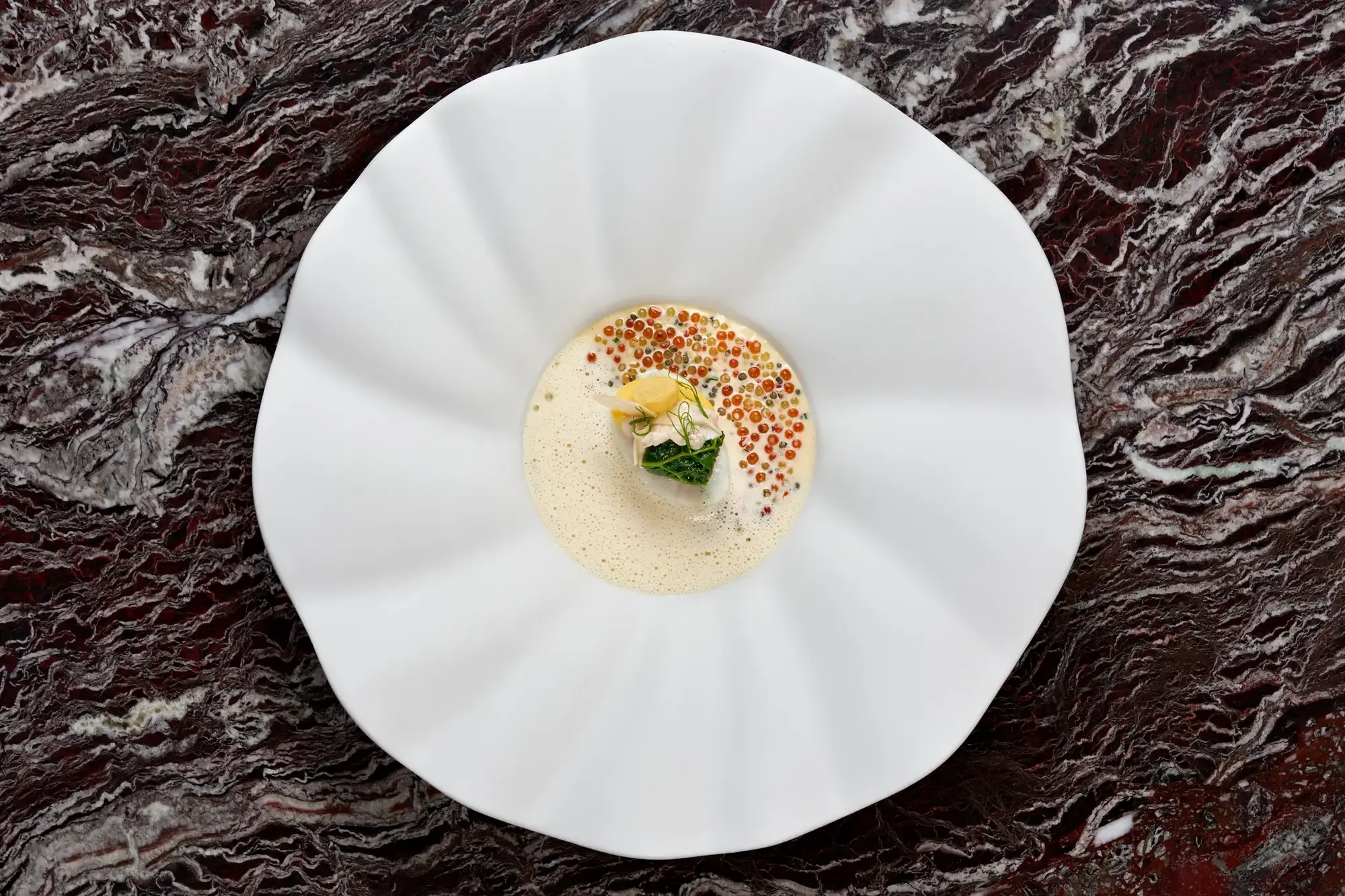 Glasswing Restaurant Wien: Sommelier Max Populorum unter den Top 20 Österreichs Alexandru Simon setzt im Glasswing auf eine moderne Küche, die seit März 2026 mit einem Michelin Stern ausgezeichnet ist. (Quelle: The Amauris Vienna)