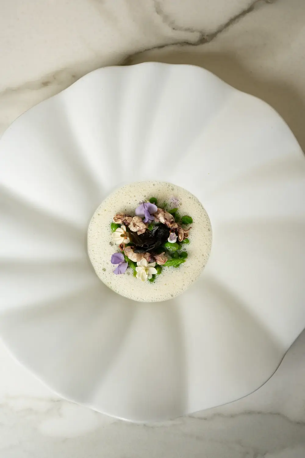 Glasswing Restaurant Wien: Sommelier Max Populorum unter den Top 20 Österreichs Die Weinkarte von Max Populorum mit 600 Positionen ergänzt die kreativen Gerichte von Executive Chef Alexandru Simon. (Quelle: The Amauris Vienna)