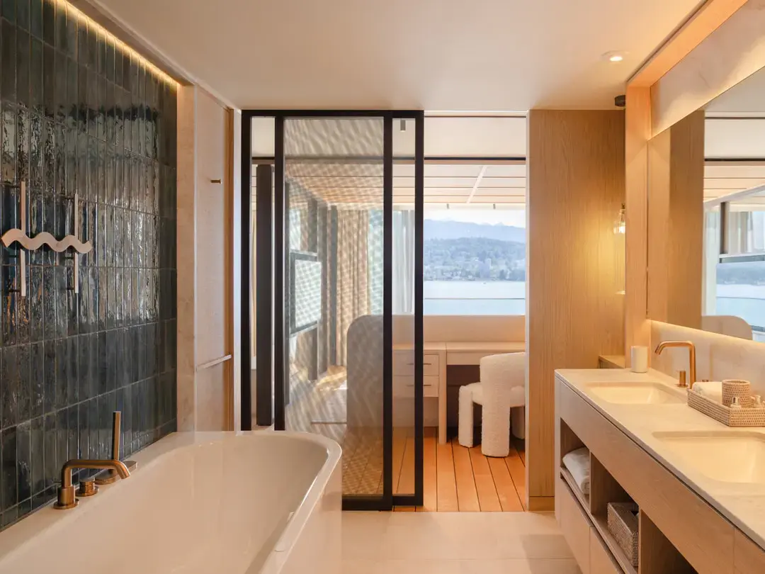 HERMITAGE Lake Lucerne: Neue Zimmer und kulinarische Neuausrichtung am Vierwaldstättersee In den neuen Zimmern reicht der Panoramablick auf den Vierwaldstättersee und die Berge bis in die Badezimmer (Quelle: zvg).