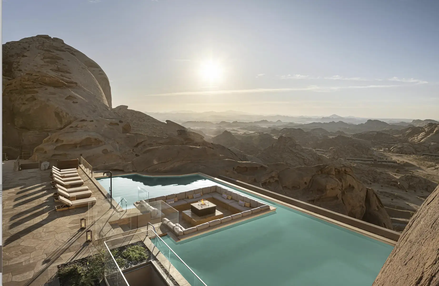 The Red Sea Resorts: 3 Poolwelten zwischen Wüste, Bergen und Meer Infinity-Pool des Desert Rock Resorts, eines der The Red Sea Resorts in Saudi-Arabien