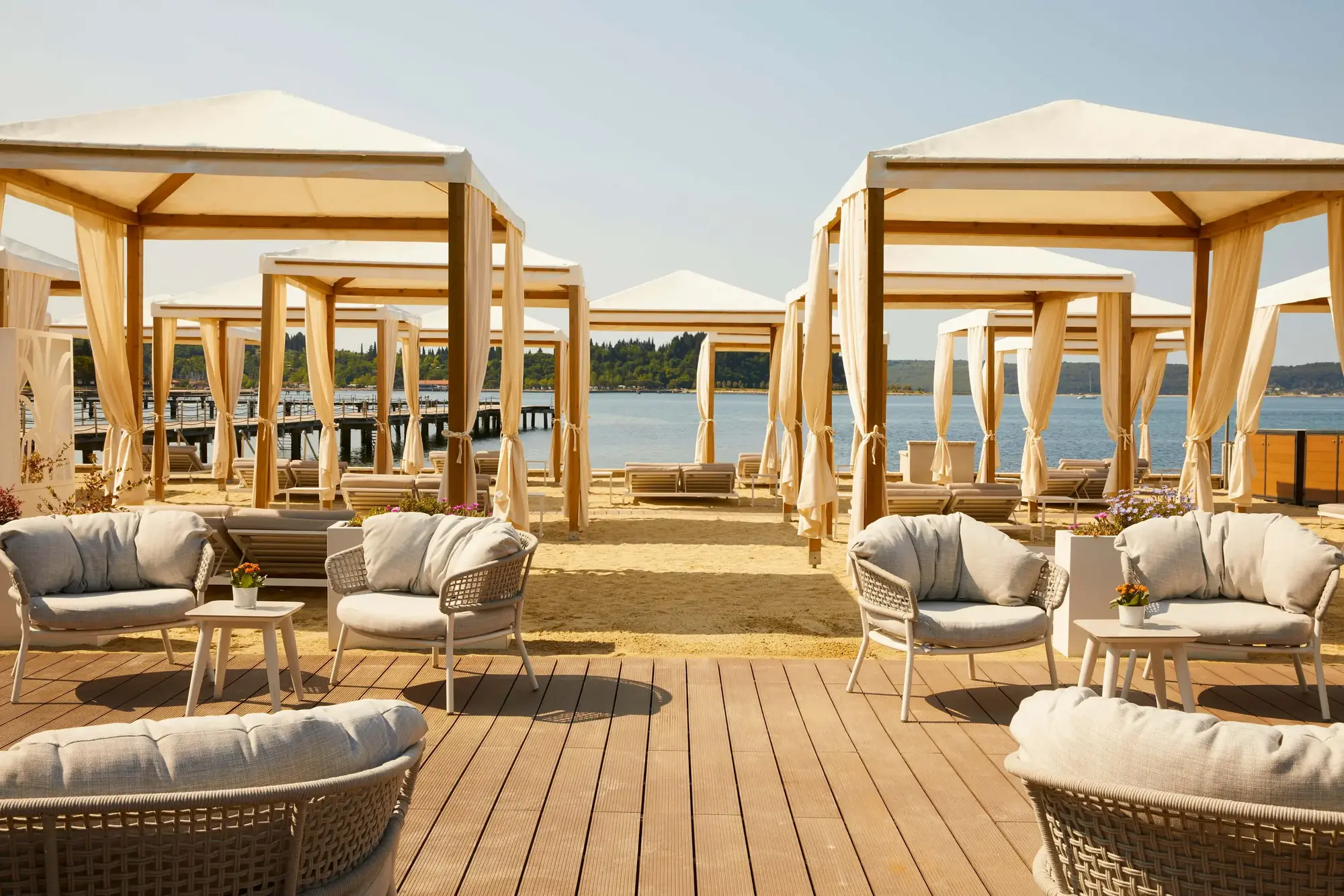 Zefirino Beach Club Portorož: Neues Restaurant-Highlight am Adriastrand Private Cabanas am Palace-Strand erlauben einen weiten Blick über die Adria bis zur kroatischen Küste. (Quelle: Minor Hotels)