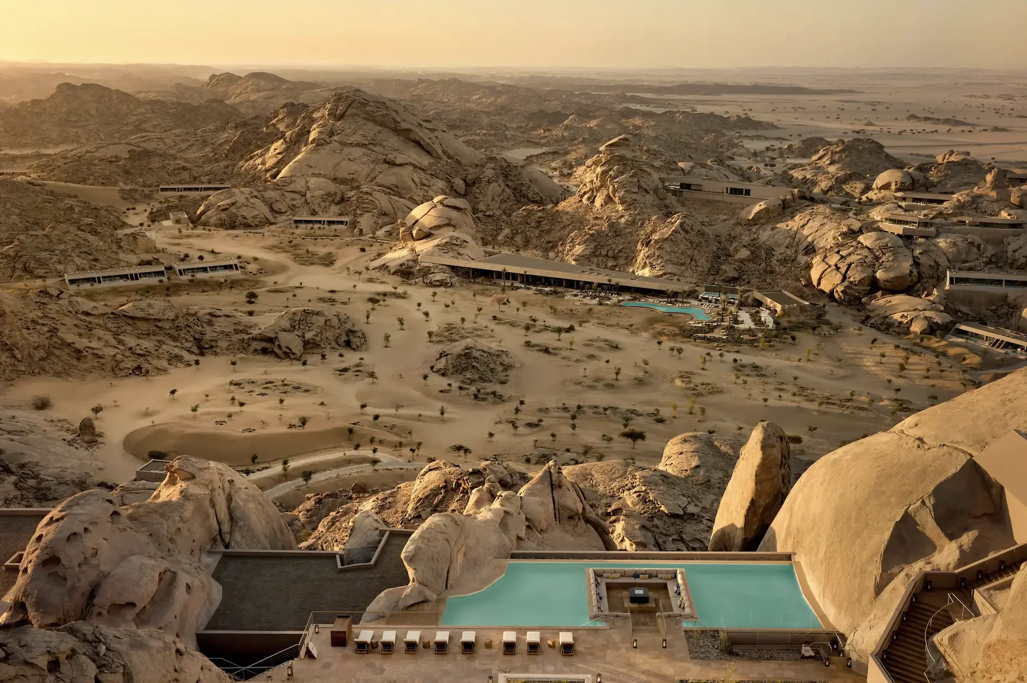 The Red Sea Resorts: 3 Poolwelten zwischen Wüste, Bergen und Meer Desert Rock Resort der The Red Sea Resorts in den Felsformationen der Hedschas-Berge