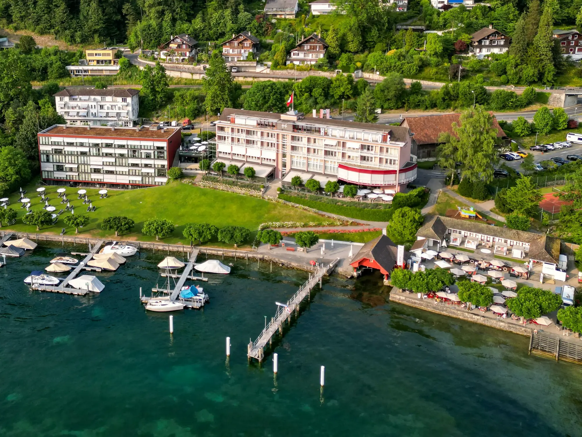 HERMITAGE Lake Lucerne: Neue Zimmer und kulinarische Neuausrichtung am Vierwaldstättersee Die HERMITAGE liegt unmittelbar am Vierwaldstättersee und verfügt über einen eigenen Beach Club sowie eine private Marina (Quelle: zvg).