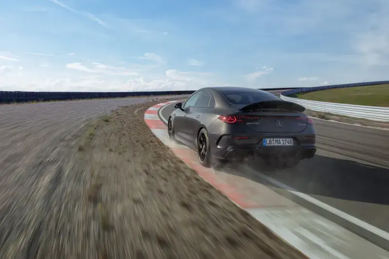 Mercedes-AMG CLA 45 4MATIC+: 680 PS definieren die Kompaktklasse neu Aktive Aerodynamik am Heck des Mercedes-AMG CLA 45 4MATIC+ auf der Rennstrecke