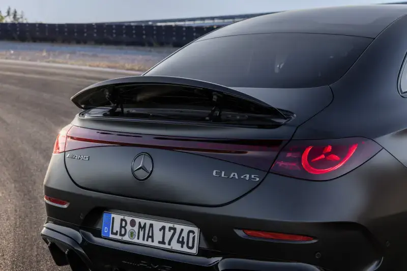 Mercedes-AMG CLA 45 4MATIC+: 680 PS definieren die Kompaktklasse neu Aktiver Heckspoiler des neuen Hochleistungssportlers von Mercedes-AMG in Nahaufnahme