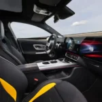 Im Cockpit treffen gelbe Designakzente auf die technologische Basis des sichersten getesteten Autos des Jahres 2025. (Quelle: Mercedes-Benz)