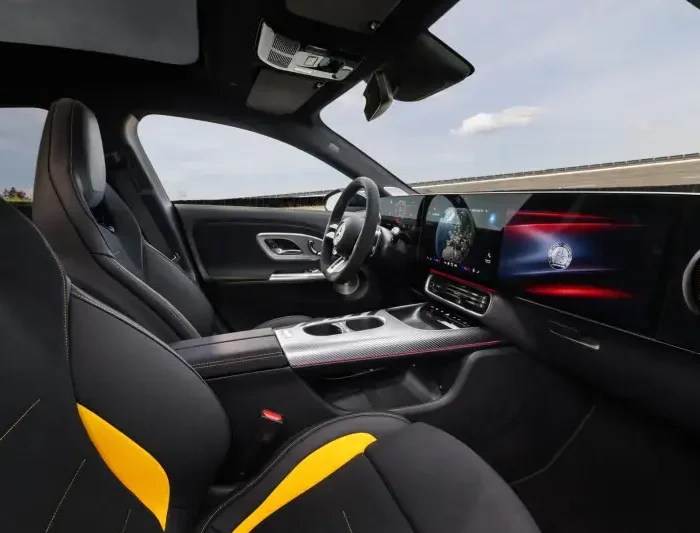 Im Cockpit treffen gelbe Designakzente auf die technologische Basis des sichersten getesteten Autos des Jahres 2025. (Quelle: Mercedes-Benz)