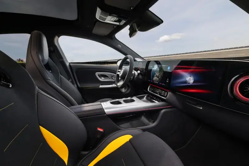 Mercedes-AMG CLA 45 4MATIC+: 680 PS definieren die Kompaktklasse neu Cockpit des Mercedes-AMG CLA 45 4MATIC+ mit gelben Designakzenten