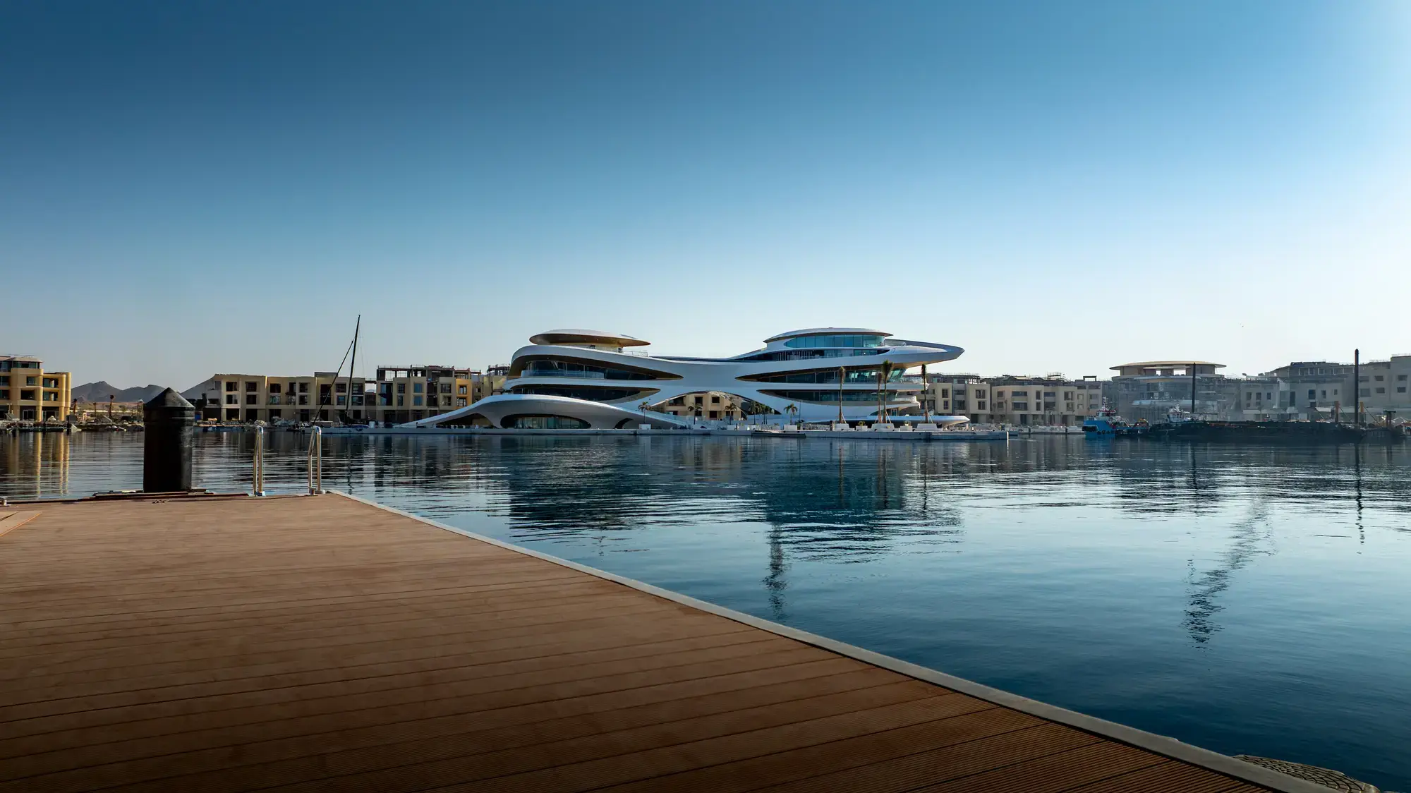AMAALA Saudi-Arabien: 2 spektakuläre Luxusresorts am Roten Meer Der futuristische AMAALA Yacht Club bildet das gesellschaftliche Zentrum der Triple Bay. (Quelle: zvg)