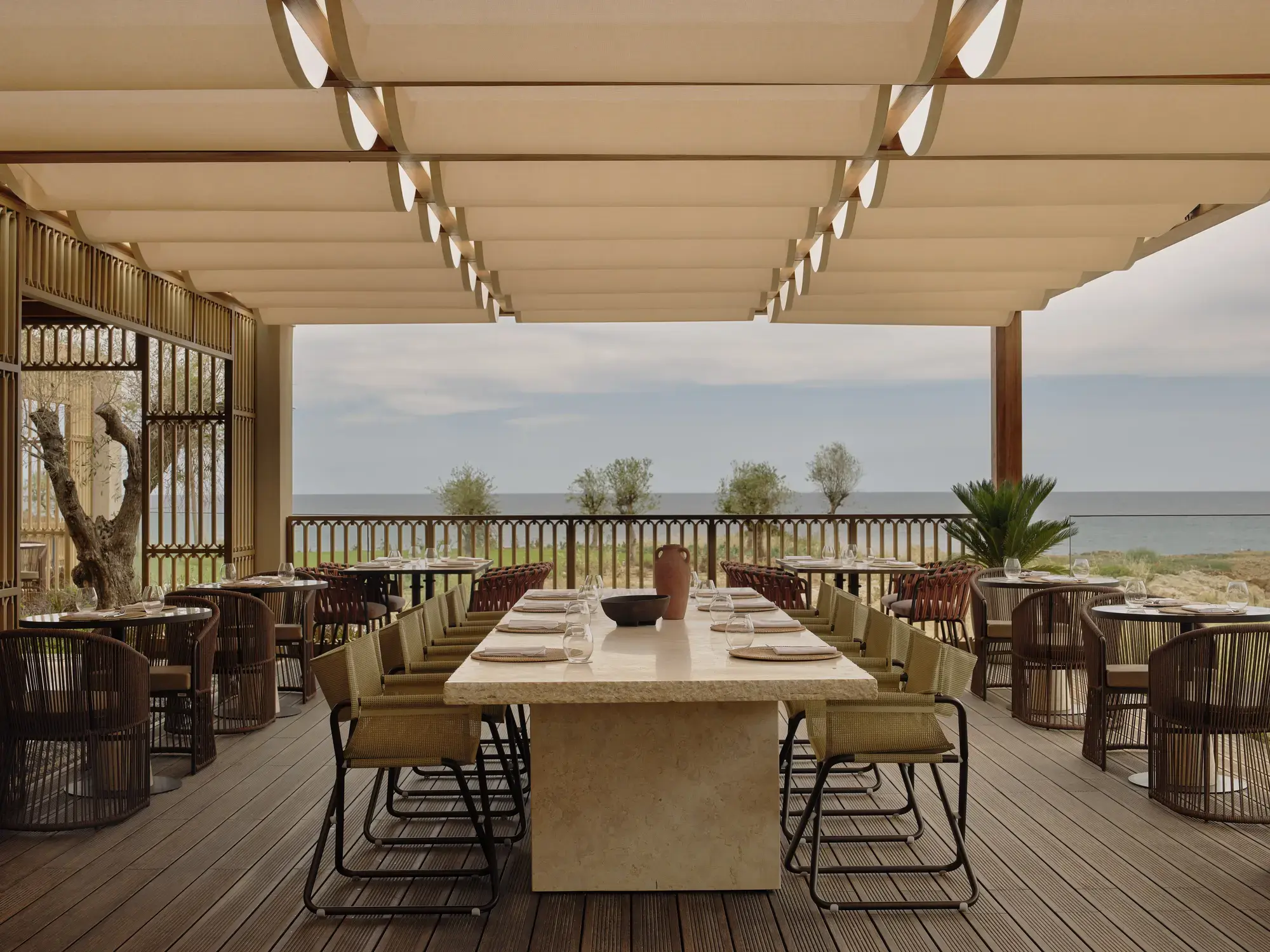 Stimmungsvolle Restaurants Sommer 2026: Fünf Tische, die man nicht vergisst Das Cava di Pietra auf Rhodos kombiniert italienische Klassiker mit Weinen aus dem antiken Steinbruch (Quelle: zvg).