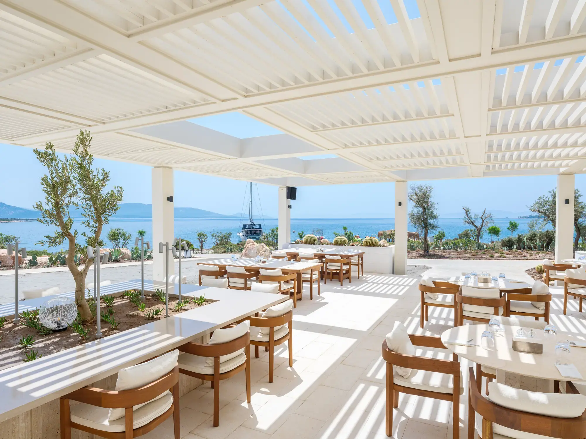 Stimmungsvolle Restaurants Sommer 2026: Fünf Tische, die man nicht vergisst Im Cape Beach Lounge und Club gehen südamerikanische Aromen nahtlos in das Premium All Inclusive Konzept über (Quelle: zvg).