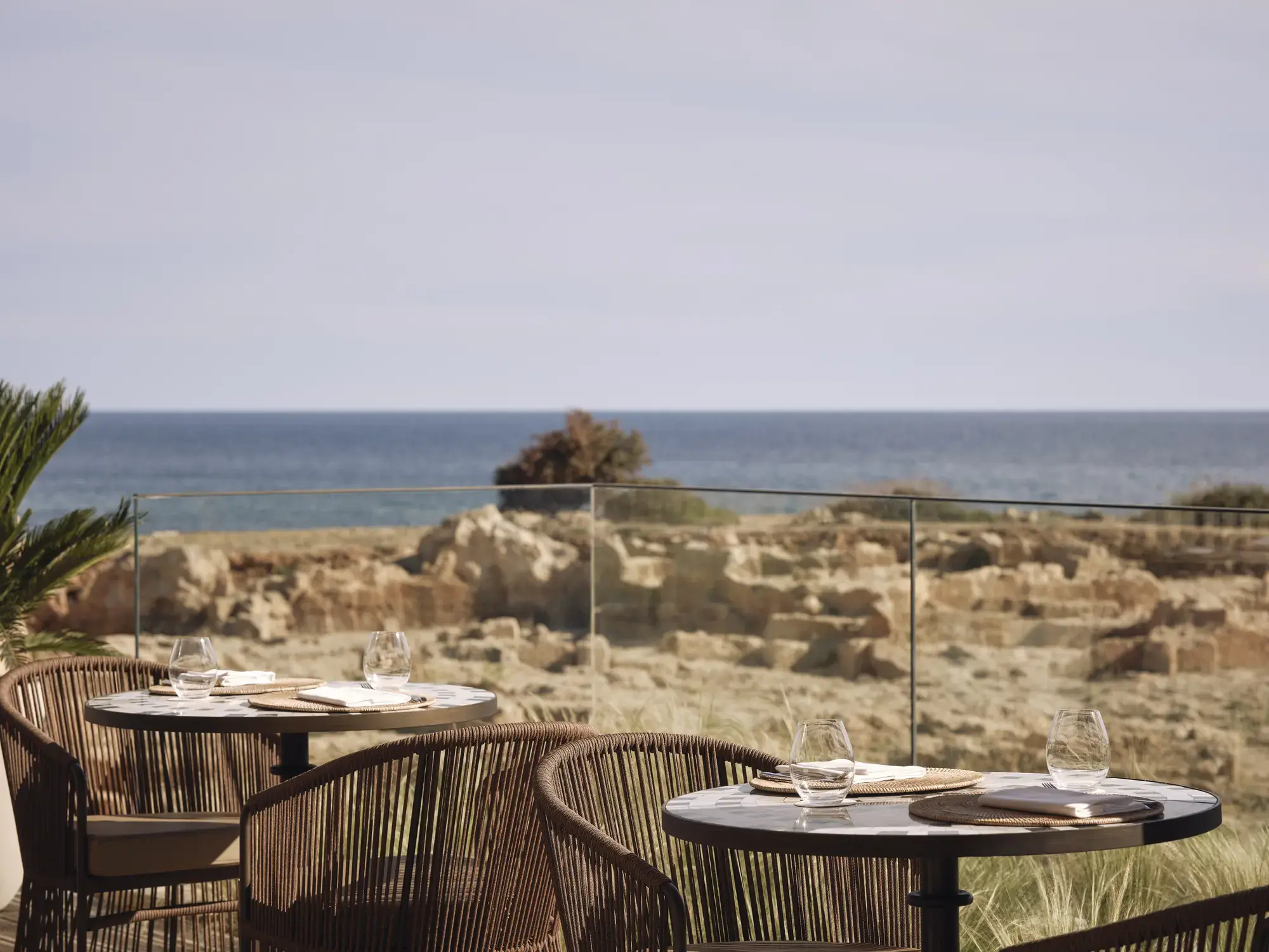 Stimmungsvolle Restaurants Sommer 2026: Fünf Tische, die man nicht vergisst Der Blick auf den antiken Steinbruch prägt die Atmosphäre im italienischen Open Air Restaurant auf Rhodos (Quelle: zvg).