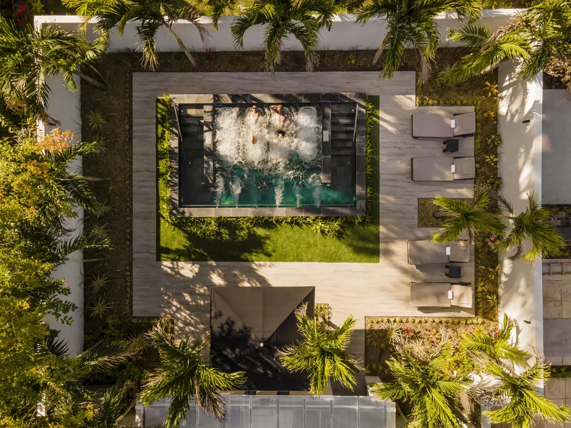 Wellness Indischer Ozean: Neue Spa-Erlebnisse bei Constance Hotels Gäste im Constance Lemuria Seychelles nutzen Kaltwasserbecken und Jacuzzis als Teil ihrer individuell zusammengestellten Wellnessreisen. (Quelle: zvg)