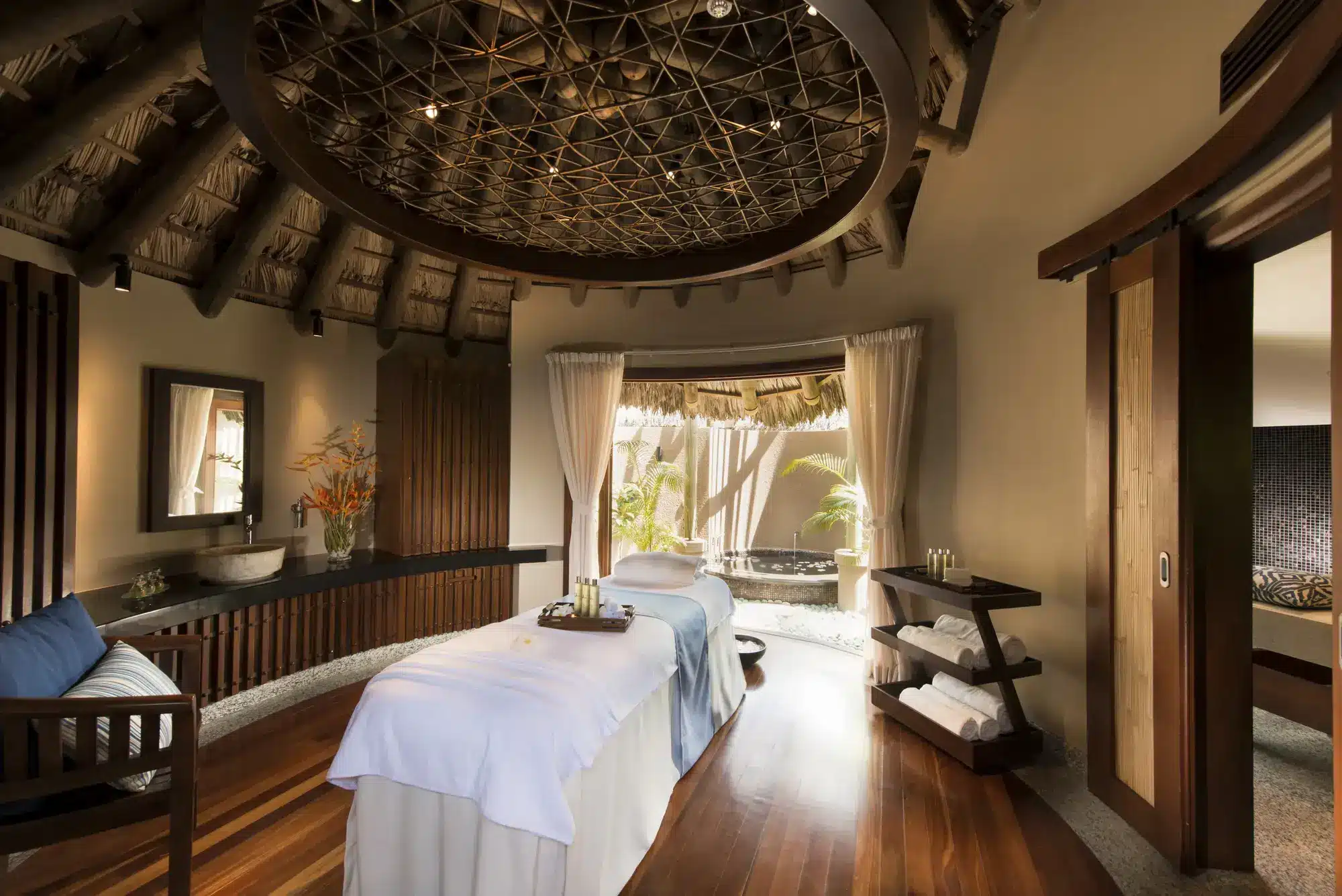 Wellness Indischer Ozean: Neue Spa-Erlebnisse bei Constance Hotels Die Wellness-Rituale im Constance Tekoma auf Rodrigues nutzen lokale Ressourcen wie Vulkansteine für sensorische Spa-Momente. (Quelle: zvg)
