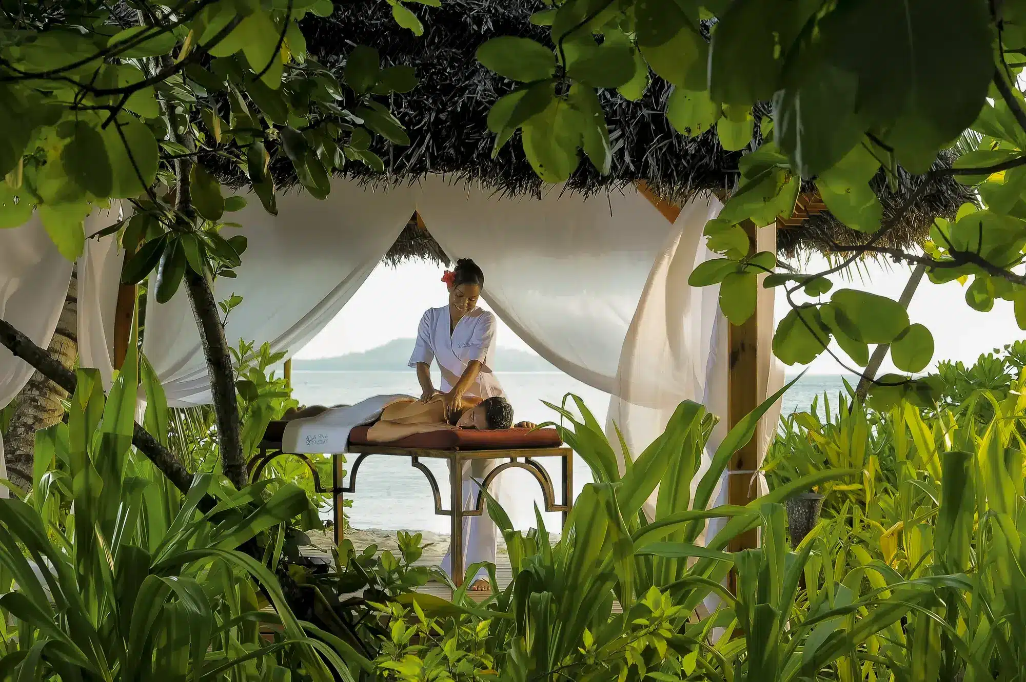 Wellness Indischer Ozean: Neue Spa-Erlebnisse bei Constance Hotels In den luxuriösen Inselresorts werden die Treatments auf persönliche Wünsche abgestimmt und mit der natürlichen Umgebung verknüpft. (Quelle: zvg)