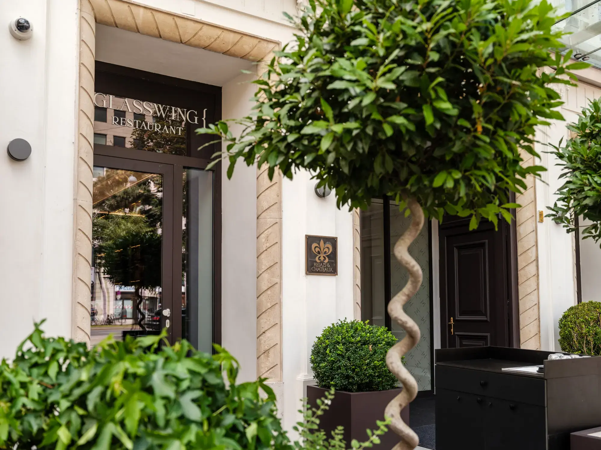 Glasswing Restaurant Wien: Sommelier Max Populorum unter den Top 20 Österreichs Der Eingang zum Glasswing Restaurant am Kärntner Ring führt zu einer der exklusivsten Adressen Wiens. (Quelle: The Amauris Vienna)