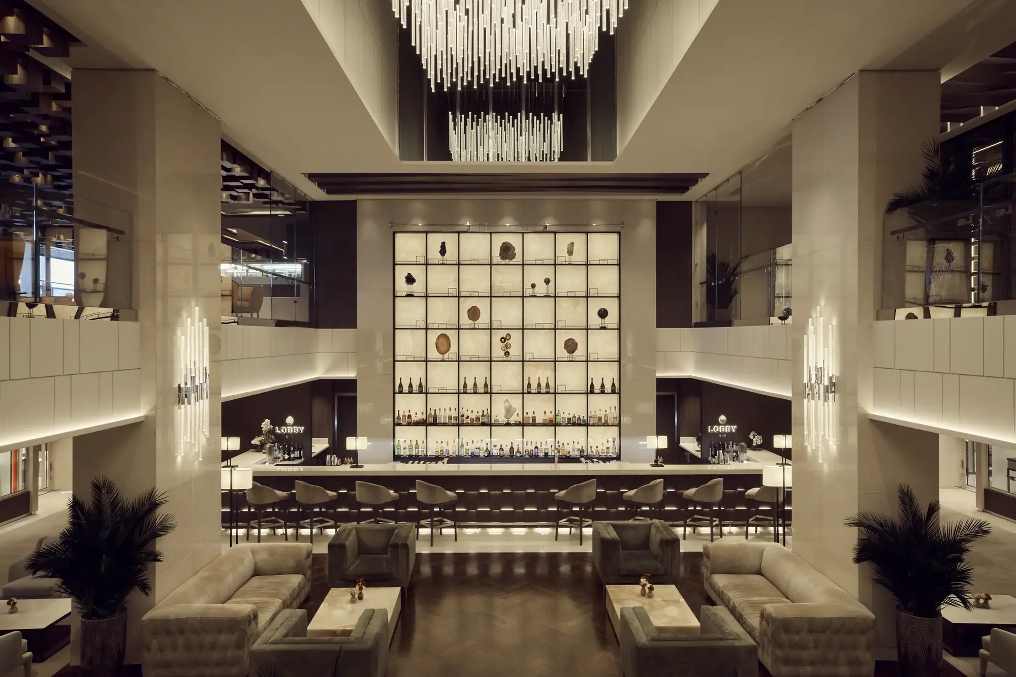Hilton Honors und Explora Journeys: Neue Prämien für Luxus-Ozeanreisen Hilton Honors Explora Journeys, Gold Mitglieder erwartet eine exklusive Willkommenscocktailparty in den grosszügigen öffentlichen Bereichen der Luxusschiffe. (Quelle: Explora Journeys)