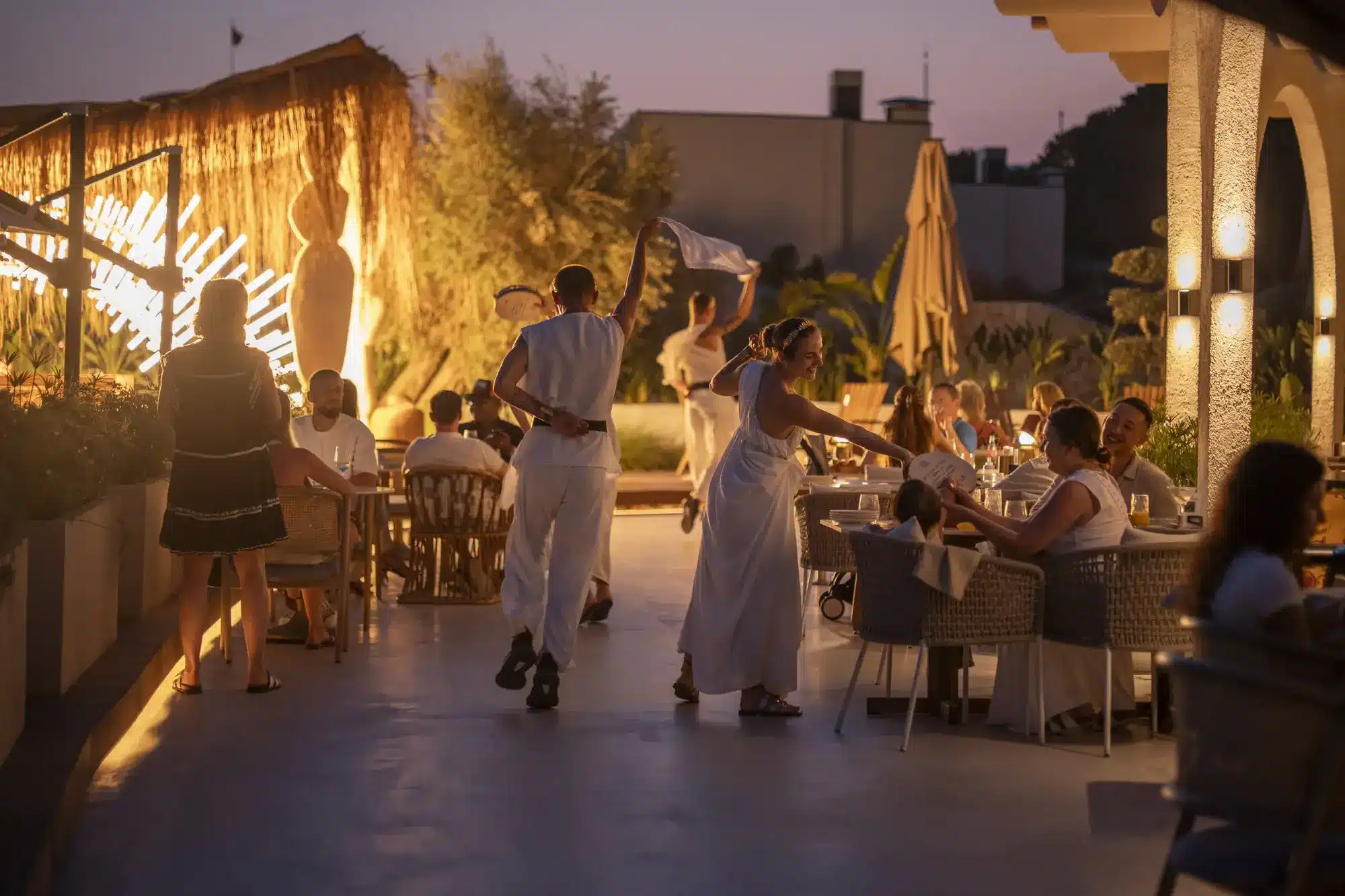 Stimmungsvolle Restaurants Sommer 2026: Fünf Tische, die man nicht vergisst Griechische Lebensfreude und die Tradition des Teilens bestimmen die langen Sommerabende in der Gaia Taverne (Quelle: zvg).