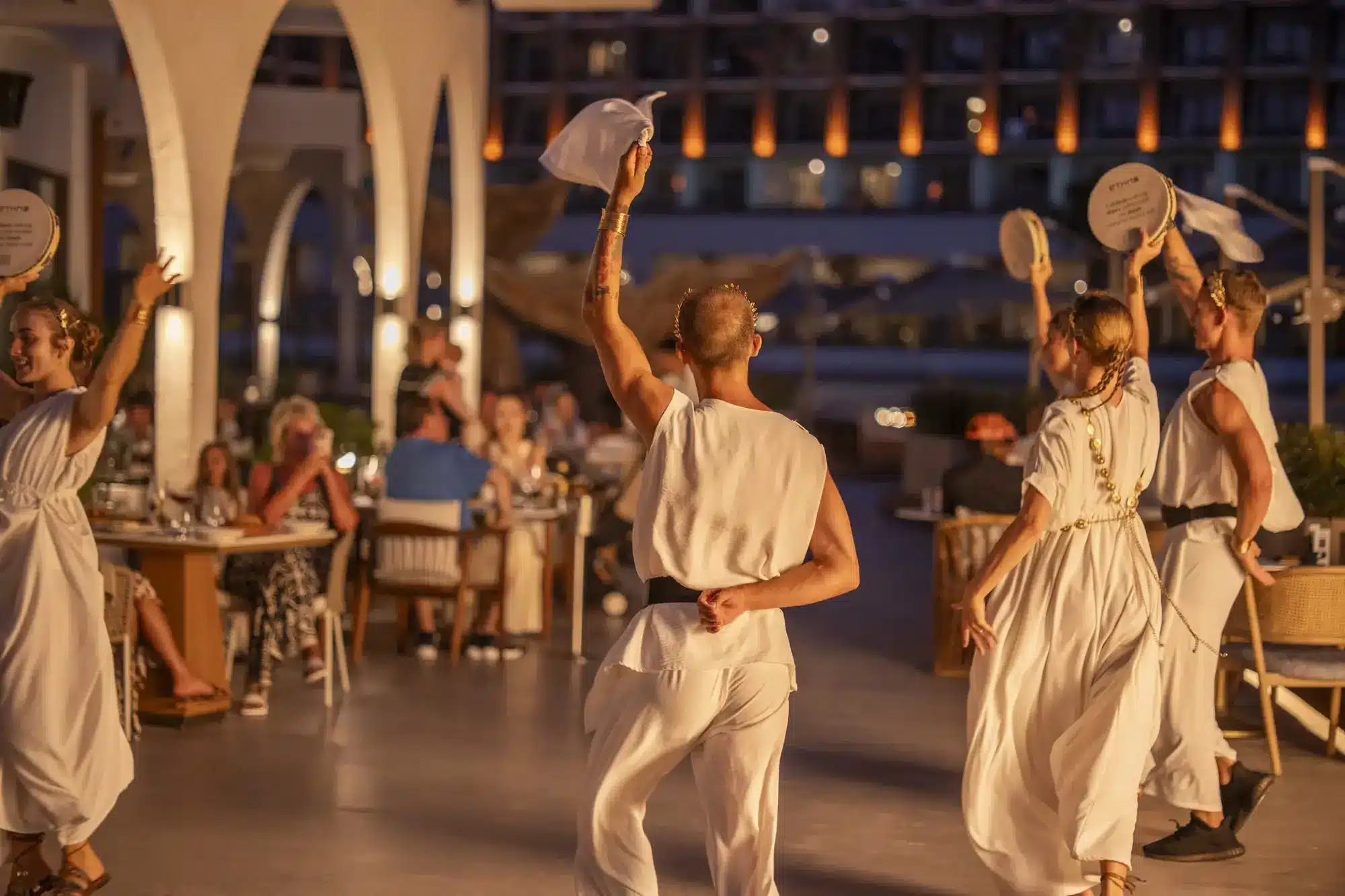 Stimmungsvolle Restaurants Sommer 2026: Fünf Tische, die man nicht vergisst In der Gaia Greek Tavern wird die Mahlzeit durch Sirtaki und Musik zu einem lebendigen Gemeinschaftserlebnis (Quelle: zvg).
