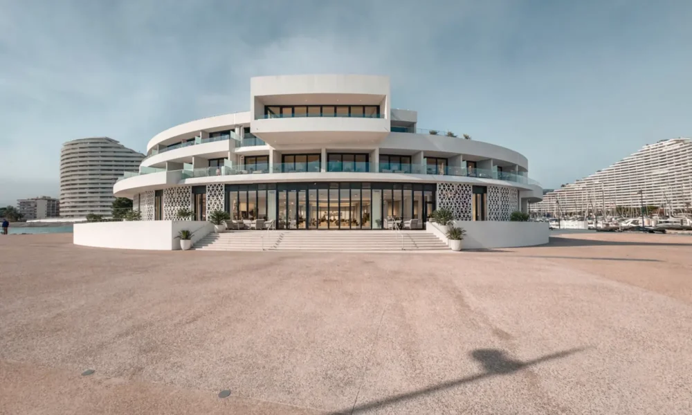 Das thalassothermische Energiesystem der Anlage deckt über siebzig Prozent des gesamten Energiebedarfs vor Ort. (Quelle: © 2026 Hilton)