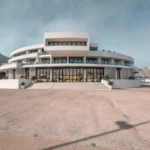 Das thalassothermische Energiesystem der Anlage deckt über siebzig Prozent des gesamten Energiebedarfs vor Ort. (Quelle: © 2026 Hilton)