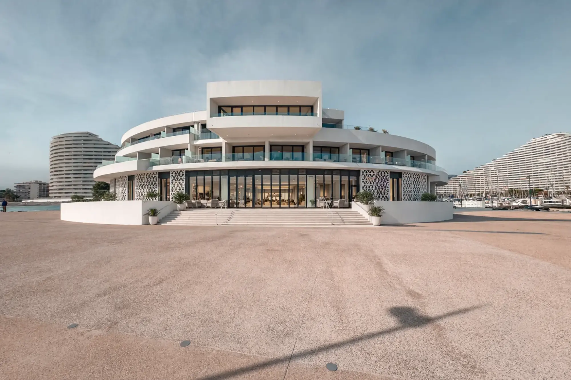 Das thalassothermische Energiesystem der Anlage deckt über siebzig Prozent des gesamten Energiebedarfs vor Ort. (Quelle: © 2026 Hilton)