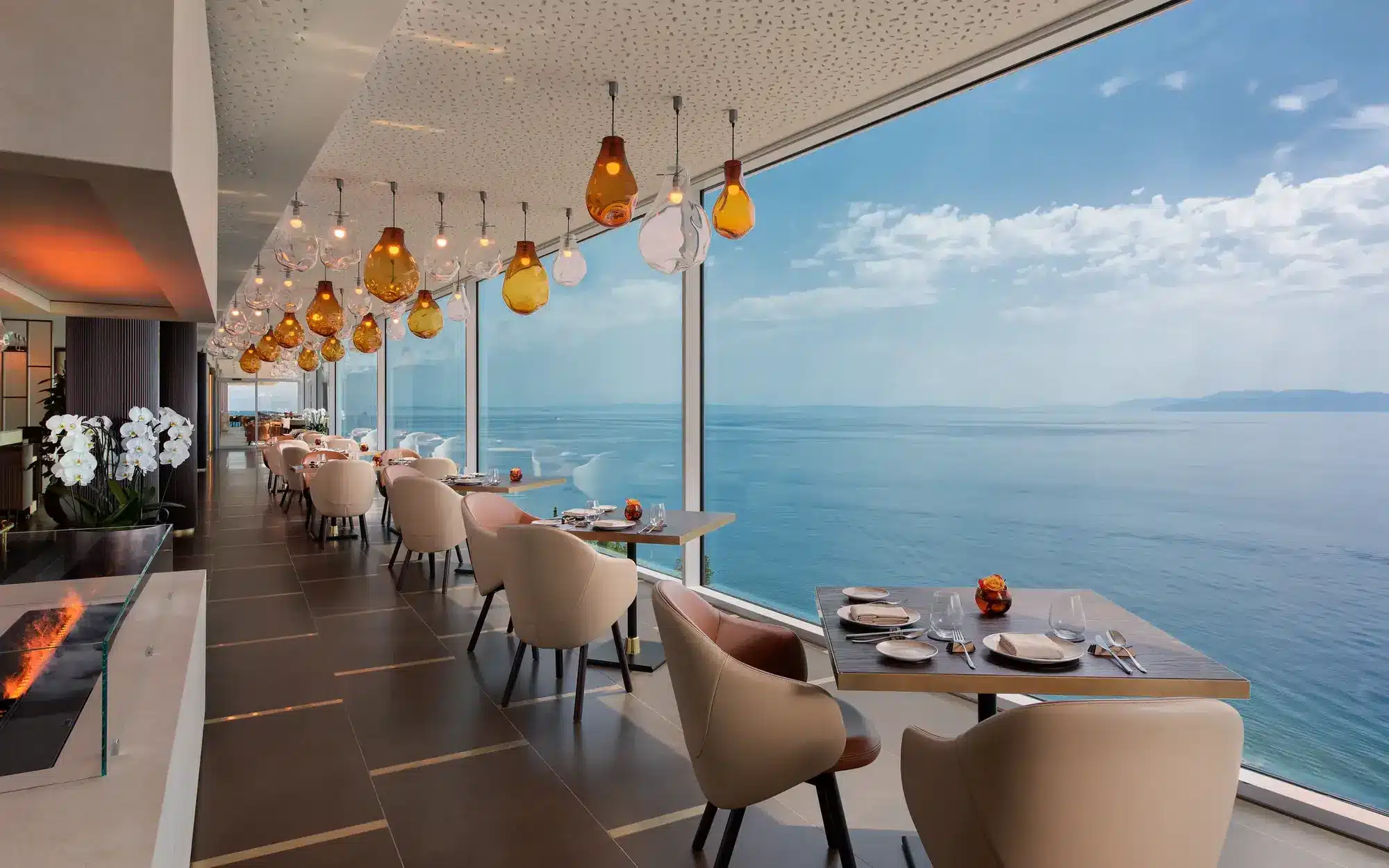 Stimmungsvolle Restaurants Sommer 2026: Fünf Tische, die man nicht vergisst Stimmungsvolle Restaurants im Sommer 2026: Blick durch die raumhohe Glasfront des Nebo auf die Insel Cres (Quelle: zvg).