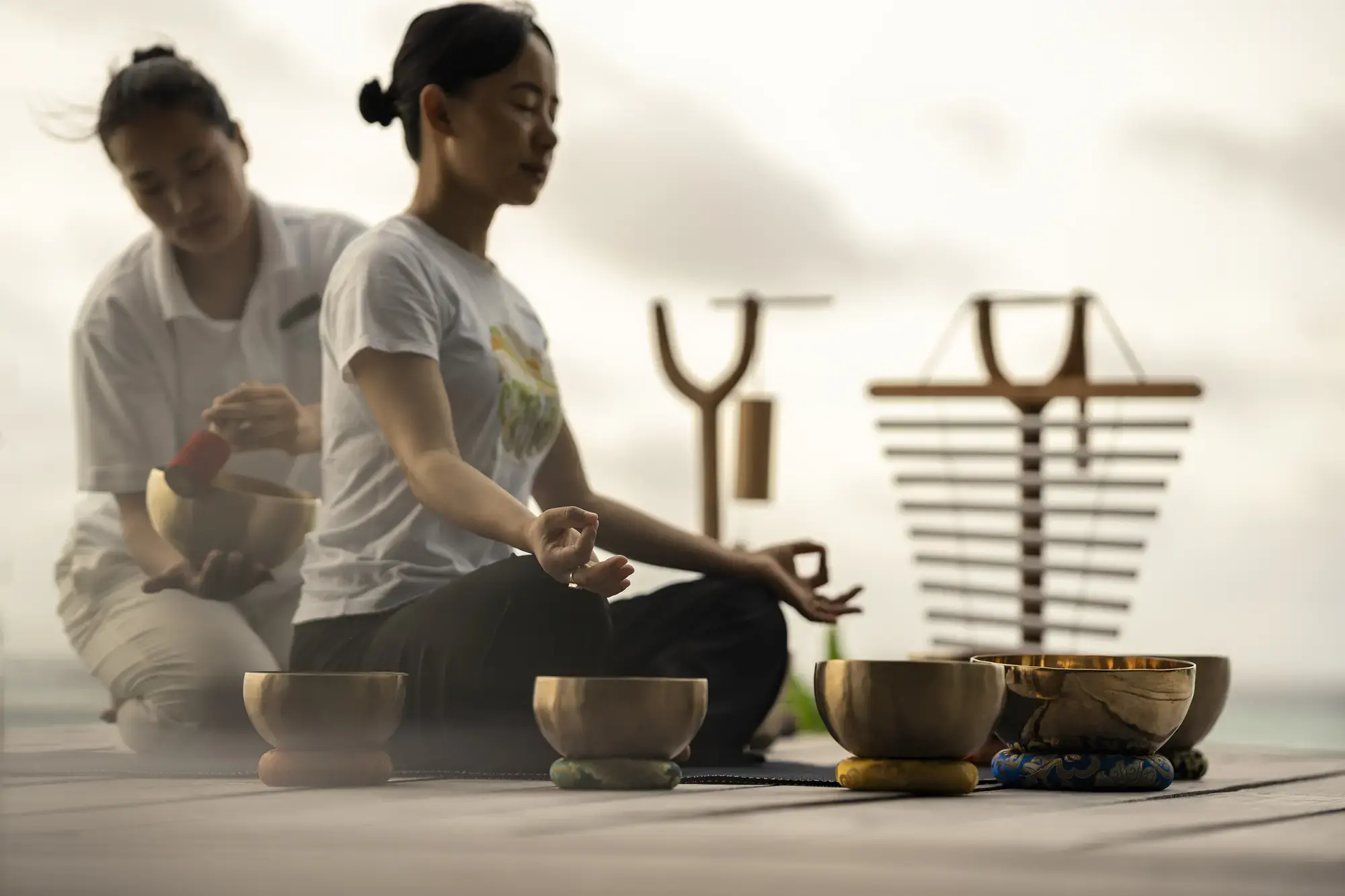 Wellness Indischer Ozean: Neue Spa-Erlebnisse bei Constance Hotels Klangschalen und Frequenzen begleiten die Sound Healing Sessions im Constance Moofushi Maldives für bewusste Momente der Ruhe. (Quelle: zvg)